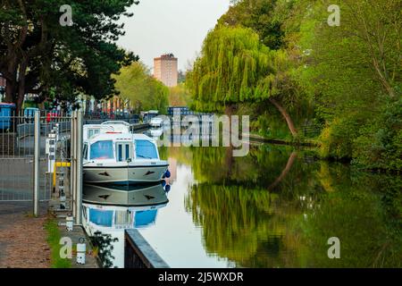 Mattina di primavera sul fiume Wensum a Norwich, Norfolk, Inghilterra. Foto Stock