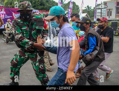 Sleman, Yogyakarta, Indonesia. 26th Apr 2022. I residenti delle pendici del Monte Merapi sono stati evacuati in un luogo sicuro durante una simulazione della minaccia di un'eruzione del Monte Merapi a Cangkringan, Sleman, Yogyakarta, Martedì 26 aprile 2022. L'Agenzia nazionale indonesiana per la gestione delle catastrofi (BNPB) ha condotto una simulazione simultanea della gestione delle catastrofi, delle eruzioni vulcaniche, dei terremoti e degli incendi per addestrare la preparazione a rispondere alle potenziali catastrofi al fine di ridurre il rischio di impatti. (Credit Image: © Slamet Riyadi/ZUMA Press Wire) Foto Stock