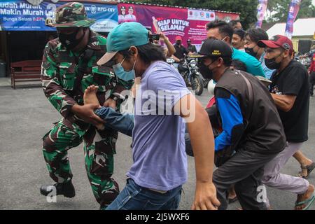 Sleman, Yogyakarta, Indonesia. 26th Apr 2022. I residenti delle pendici del Monte Merapi sono stati evacuati in un luogo sicuro durante una simulazione della minaccia di un'eruzione del Monte Merapi a Cangkringan, Sleman, Yogyakarta, Martedì 26 aprile 2022. L'Agenzia nazionale indonesiana per la gestione delle catastrofi (BNPB) ha condotto una simulazione simultanea della gestione delle catastrofi, delle eruzioni vulcaniche, dei terremoti e degli incendi per addestrare la preparazione a rispondere alle potenziali catastrofi al fine di ridurre il rischio di impatti. (Credit Image: © Slamet Riyadi/ZUMA Press Wire) Foto Stock