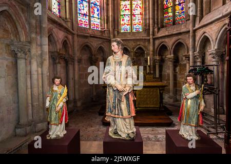 LE MANS, SARTHE, FRANCIA, 31 MARZO 2022 : interni e decorazioni architettoniche della cattedrale di San Giuliano Foto Stock