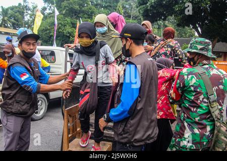 Sleman, Yogyakarta, Indonesia. 26th Apr 2022. I residenti delle pendici del Monte Merapi sono stati evacuati in un luogo sicuro durante una simulazione della minaccia di un'eruzione del Monte Merapi a Cangkringan, Sleman, Yogyakarta, Martedì 26 aprile 2022. L'Agenzia nazionale indonesiana per la gestione delle catastrofi (BNPB) ha condotto una simulazione simultanea della gestione delle catastrofi, delle eruzioni vulcaniche, dei terremoti e degli incendi per addestrare la preparazione a rispondere alle potenziali catastrofi al fine di ridurre il rischio di impatti. (Credit Image: © Slamet Riyadi/ZUMA Press Wire) Foto Stock