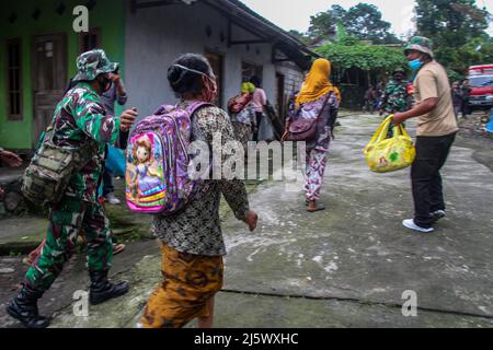 Sleman, Yogyakarta, Indonesia. 26th Apr 2022. I residenti delle pendici del Monte Merapi sono stati evacuati in un luogo sicuro durante una simulazione della minaccia di un'eruzione del Monte Merapi a Cangkringan, Sleman, Yogyakarta, Martedì 26 aprile 2022. L'Agenzia nazionale indonesiana per la gestione delle catastrofi (BNPB) ha condotto una simulazione simultanea della gestione delle catastrofi, delle eruzioni vulcaniche, dei terremoti e degli incendi per addestrare la preparazione a rispondere alle potenziali catastrofi al fine di ridurre il rischio di impatti. (Credit Image: © Slamet Riyadi/ZUMA Press Wire) Foto Stock