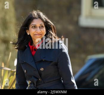 Londra, Regno Unito. 26th Apr 2022. Suella Braverman, Procuratore Generale, arriva ad un incontro di gabinetto al 10 Downing Street London. Credit: Ian Davidson/Alamy Live News Foto Stock