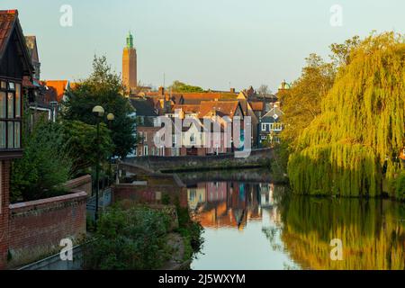 Mattina di primavera sul fiume Wensum a Norwich, Norfolk, Inghilterra. Foto Stock
