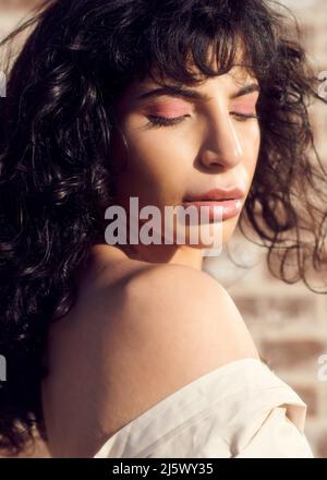 Ritratto di una bella giovane donna sud-asiatica Foto Stock