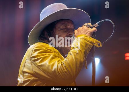 Arena di Verona Verona Verona, Italia. 25rd aprile 2022. Il cantante italiano Zucchero 'Sugar' Fornaciari suona all'Arena di Verona una prima data del suo 'World Wild Tour 2022', Credit: Roberto Tommasini/Alamy Live News Foto Stock