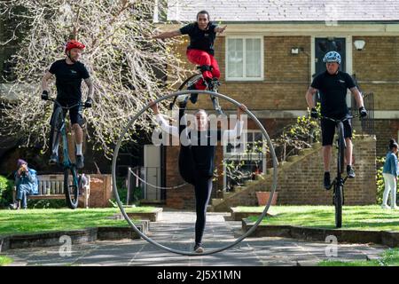 Artisti del Cirque Bijou, che partecipano alle celebrazioni giubilari, durante una telefonata per la presentazione finale del Platinum Jubilee Pageant al BAFTA di Londra. Data foto: Martedì 26 aprile 2022. Foto Stock