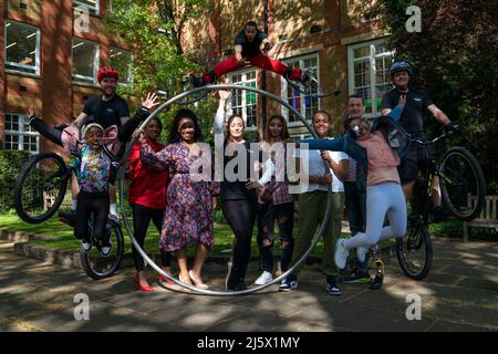 Artisti del Cirque Bijou, che partecipano alle celebrazioni giubilari, durante una telefonata per la presentazione finale del Platinum Jubilee Pageant al BAFTA di Londra. Data foto: Martedì 26 aprile 2022. Foto Stock