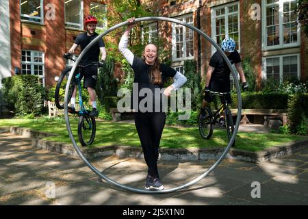 Artisti del Cirque Bijou, che partecipano alle celebrazioni giubilari, durante una telefonata per la presentazione finale del Platinum Jubilee Pageant al BAFTA di Londra. Data foto: Martedì 26 aprile 2022. Foto Stock