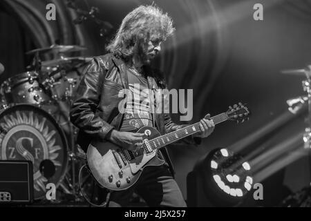 Arena di Verona Verona Verona, Italia. 25rd aprile 2022. Il cantante italiano Zucchero 'Sugar' Fornaciari suona all'Arena di Verona una prima data del suo 'World Wild Tour 2022', Credit: Roberto Tommasini/Alamy Live News Foto Stock