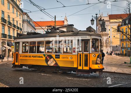 Straßenbahn a Lissabon Foto Stock