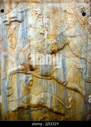 Lato romano laterale di un sarcofago romano raffigurante Pegaso - 3rd secolo d.C. - Alcazar de los Reyes Cristianos - Cordoba, Spagna Foto Stock