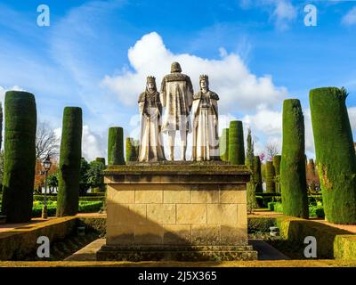 Columbus, il re Ferdando e la regina Isabel statue nei giardini dell'Alcazar de los Reyes Cristianos - Cordoba, Spagna Foto Stock