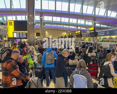 Foto del file datata 09/04/22 dei passeggeri che effettuano il check-in al terminal 2 dell'aeroporto di Heathrow, Londra ovest. I vacanzieri sono invitati a utilizzare voucher non spesi del valore di £85 milioni prima di perdere la protezione finanziaria. Data di emissione: Martedì 26 aprile 2022. Foto Stock