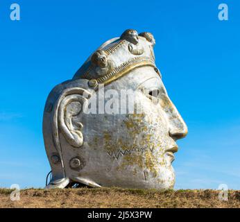 Enorme replica di una maschera romana casco sulle rive del fiume Waal. Si chiama il volto di Nijmegen. Gelderland, Paesi Bassi.09. Settembre 2021 Foto Stock