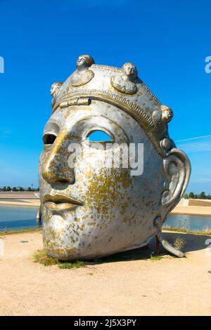 Enorme replica di una maschera romana casco sulle rive del fiume Waal. Si chiama il volto di Nijmegen. Gelderland, Paesi Bassi.09. Settembre 2021 Foto Stock