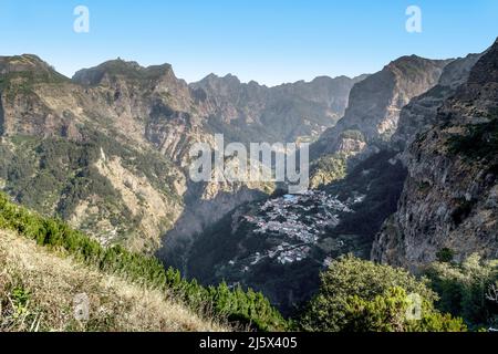 MADEIRA, PORTOGALLO - 21 AGOSTO 2021: Questa è una vista dell'insediamento di Curral das Freiras nella valle montuosa delle monache nell'isola di Madeira. Foto Stock