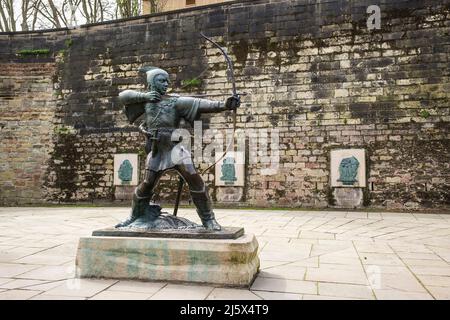 Statua del leggendario fuorilegge Robin Hood fuori le mura del castello a Nottingham, Nottinghamshire, Inghilterra, Regno Unito, Gran Bretagna Foto Stock