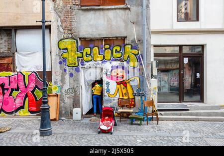 Scendi lungo la strada laterale con graffiti sulle pareti di edifici fatiscenti nel centro di Bucarest, capitale della Romania, Europa centrale Foto Stock