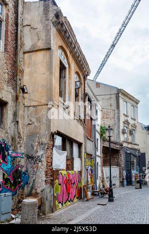 Scendi lungo la strada laterale con graffiti sulle pareti di edifici fatiscenti nel centro di Bucarest, capitale della Romania, Europa centrale Foto Stock