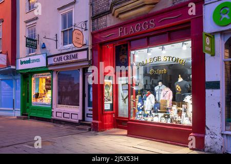 Flaggs negozio lungo la strada all'alba. Oxford, Oxfordshire, Inghilterra Foto Stock