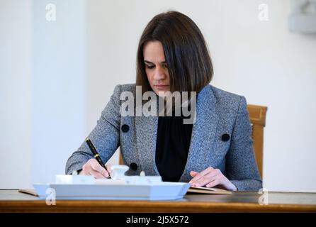 Berlino, Germania. 26th Apr 2022. Svetlana Tikhanovskaya, politico dell'opposizione bielorusso, firma il libro degli ospiti prima di un incontro con il presidente Steinmeier al Palazzo Bellevue. Credit: Bernd von Jutrczenka/dpa/Alamy Live News Foto Stock