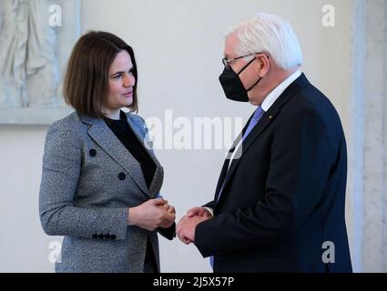 Berlino, Germania. 26th Apr 2022. Il presidente tedesco Frank-Walter Steinmeier e Svetlana Tikhanovskaya, politico dell'opposizione bielorusso, si incontrano per colloqui al Palazzo Bellevue. Credit: Bernd von Jutrczenka/dpa/Alamy Live News Foto Stock