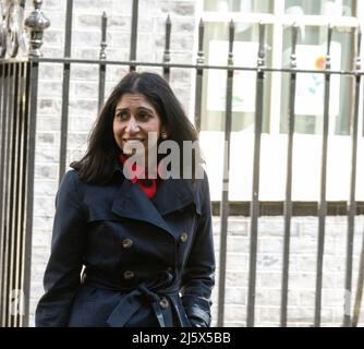 Londra, Regno Unito. 26th Apr 2022. Suella Braverman, procuratore generale, lascia un gabinetto al 10 Downing Street London. Credit: Ian Davidson/Alamy Live News Foto Stock