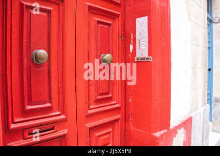 Nessun avviso di posta indesiderata su una porta rossa Foto Stock