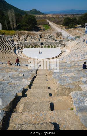 Guardando giù da un alto posto a sedere sul palco circolare del teatro principale. Presso l'antico sito archeologico greco romano Efeso. A İzmir, Prov Foto Stock