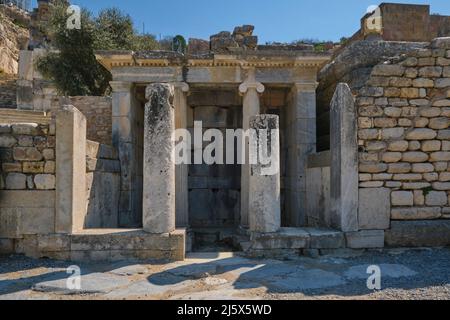 L'ingresso alla piccola fontana ellenistica a colonne, vicino al teatro principale. Presso l'antico sito archeologico greco romano Efeso. A İz Foto Stock