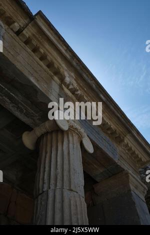 Dettaglio, primo piano di una colonna ionica cappuccio presso la fontana ellenistica, vicino al teatro principale. Presso l'antico sito archeologico greco romano Efeso. Poll Foto Stock