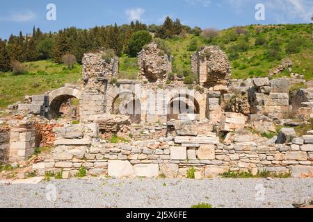 Rovine rocciose ad arco presso il complesso di bagni di state Agora. Presso l'antico sito archeologico greco romano Efeso. A İzmir, Provincia di, Turchia. Foto Stock