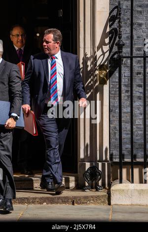 Londra UK, 26 aprile 2022. Mark Spencer, Lord President e leader della Camera dei Comuni lascia 10 Downing Street dopo la riunione settimanale del gabinetto per discutere il costo della crisi vivente. Credit: amer Ghazzal/Alamy Live News Foto Stock