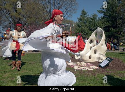 I ballerini del gruppo calpulli Mexican Dance esprimono gratitudine alla Terra in occasione dell'anniversario di Escuelita en Casa. A Queens, NW York City. Foto Stock