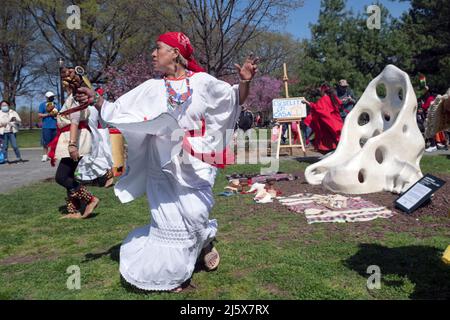 I ballerini del gruppo calpulli Mexican Dance esprimono gratitudine alla Terra in occasione dell'anniversario di Escuelita en Casa. A Queens, NW York City. Foto Stock