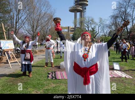 Ballerini del gruppo di danza messicana calpulli marzo, danza, celebrare e ringraziare in occasione dell'anniversario di Esculeita en Casa. A Queens, New York. Foto Stock