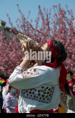 Ballerini del gruppo di ballo messicano calpulli marzo, danza, festeggia e ringrazia per l'anniversario di Escuelita en Casa. A Queens, New York. Foto Stock