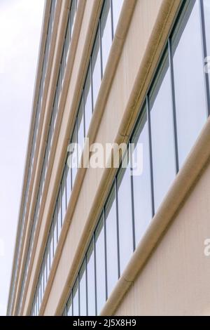 Vista laterale di un edificio con finestre beige e vetro a Silicon Valley, San Jose, California Foto Stock