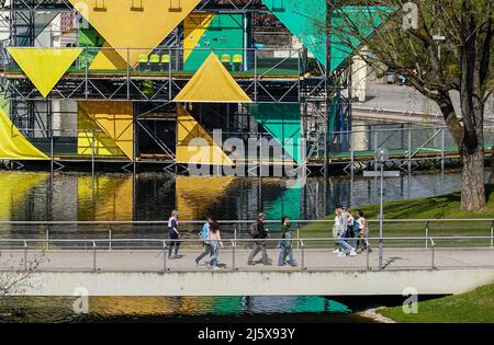 Temporärer Pavillon auf dem Olympiasee zum 50-jährigen Jubiläum Sport im Olympiapark München Foto Stock