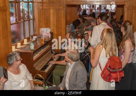 Soho, Londra, Regno Unito. 22nd giugno 2019. L'ultimo Sabato al Coach and Horses di Soho, prima che il pub indipendente venga preso in consegna dalla Fullers Brewery. Foto Stock