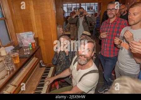 Soho, Londra, Regno Unito. 22nd giugno 2019. L'ultimo Sabato al Coach and Horses di Soho, prima che il pub indipendente venga preso in consegna dalla Fullers Brewery. Foto Stock