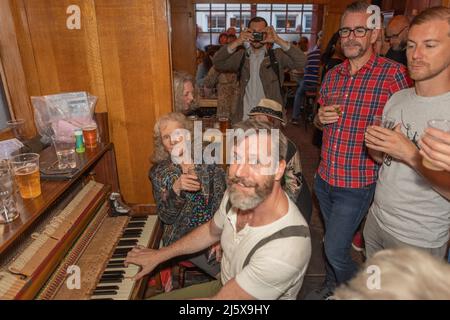 Soho, Londra, Regno Unito. 22nd giugno 2019. L'ultimo Sabato al Coach and Horses di Soho, prima che il pub indipendente venga preso in consegna dalla Fullers Brewery. Foto Stock