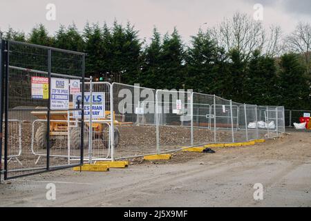 Recinzione temporanea di sicurezza allo sviluppo di McCarthy e Stone a Kendal, Cumbria, Regno Unito. McCarthy e Stone sono noti per la costruzione di appartamenti di pensionamento Foto Stock