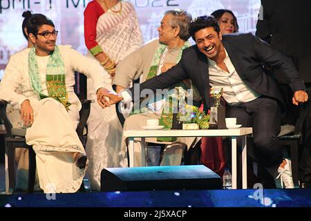 Attore Prosenjit Chatterjee e attore e MP Dev durante il 27th Kolkata International Film Festival a Nazrul Mancha il 25 aprile 2022 a Kolkata, India.West Bengala Capo Ministro Mamata Banerjee ha inaugurato il 27th Kolkata International Film Festival (KIFF) Lunedi, con una rassicurazione che il cinema bengalese ha riacquistato la sua gloria passata. Ha detto il Ministro Capo dopo l'inaugurazione del festival. Ha detto che 163 film da 40 paesi sarebbero stati proiettati al festival attraverso 10 luoghi in sette giorni. (Foto di Dipa Chakraborty/Pacific Press) Foto Stock