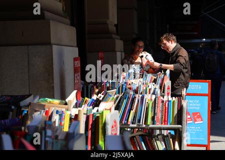 Due persone trovano il tesoro mentre osservano i libri usati fuori dallo Strand Book Store, 828 Broadway, New York. Foto Stock