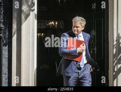 Londra, Regno Unito. 26th Apr 2022. Grant Shapps MP, Segretario di Stato per i trasporti. I ministri partecipano alla riunione settimanale del gabinetto a Downing Street, oggi chiamata da alcuni "riunione del gabinetto di crisi" a causa delle notizie in corso sulla cosiddetta "partygate", la guerra in Ucraina e le questioni relative al costo della vita in crisi da affrontare. Credit: Imagplotter/Alamy Live News Foto Stock