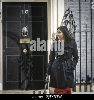 Londra, Regno Unito. 26th Apr 2022. Suella Braverman QC MP, procuratore generale. I ministri partecipano alla riunione settimanale del gabinetto a Downing Street, oggi chiamata da alcuni "riunione del gabinetto di crisi" a causa delle notizie in corso sulla cosiddetta "partygate", la guerra in Ucraina e le questioni relative al costo della vita in crisi da affrontare. Credit: Imagplotter/Alamy Live News Foto Stock