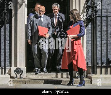 Londra, Regno Unito. 26th Apr 2022. Da sinistra a destra: Nadhim Zahawi, Segretario dell'Istruzione, Brandon Lewis, Segretario dell'Irlanda del Nord, Michelle Donelan, Ministro di Stato, Istruzione. I ministri partecipano alla riunione settimanale del gabinetto a Downing Street, oggi chiamata da alcuni "riunione del gabinetto di crisi" a causa delle notizie in corso sulla cosiddetta "partygate", la guerra in Ucraina e le questioni relative al costo della vita in crisi da affrontare. Credit: Imagplotter/Alamy Live News Foto Stock