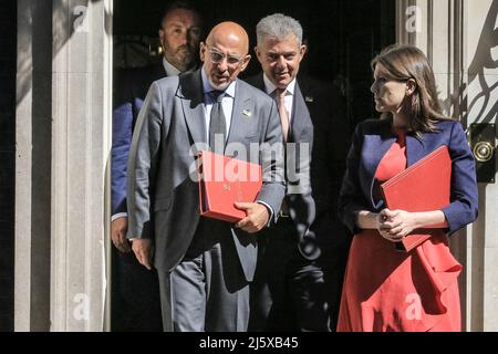 Londra, Regno Unito. 26th Apr 2022. Da sinistra a destra: Nadhim Zahawi, Segretario dell'Istruzione, Brandon Lewis, Segretario dell'Irlanda del Nord, Michelle Donelan, Ministro di Stato, Istruzione. I ministri partecipano alla riunione settimanale del gabinetto a Downing Street, oggi chiamata da alcuni "riunione del gabinetto di crisi" a causa delle notizie in corso sulla cosiddetta "partygate", la guerra in Ucraina e le questioni relative al costo della vita in crisi da affrontare. Credit: Imagplotter/Alamy Live News Foto Stock